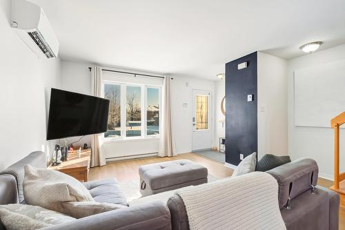Living room - 513 Rue Des Érables, Waterloo, QC - Indoor Photo Showing Living Room