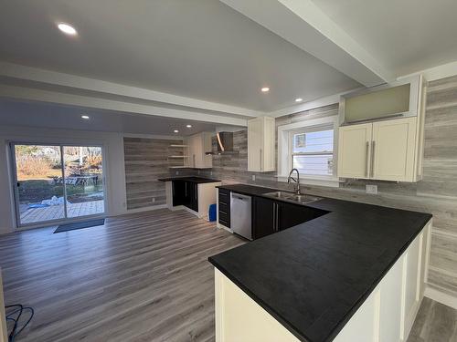 Cuisine - 359 Av. Lefebvre, Chandler, QC - Indoor Photo Showing Kitchen With Double Sink