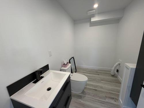 Salle d'eau - 359 Av. Lefebvre, Chandler, QC - Indoor Photo Showing Bathroom