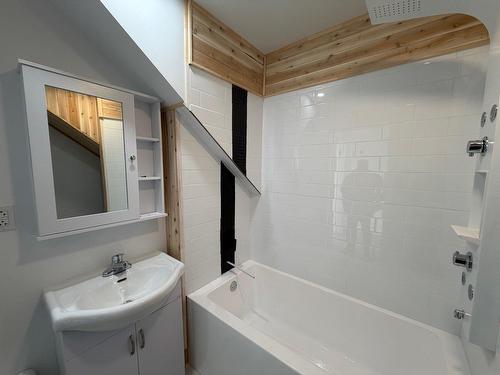 Salle de bains - 359 Av. Lefebvre, Chandler, QC - Indoor Photo Showing Bathroom
