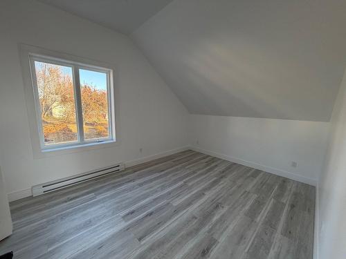 Chambre à coucher - 359 Av. Lefebvre, Chandler, QC - Indoor Photo Showing Other Room