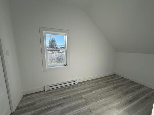 Chambre à coucher - 359 Av. Lefebvre, Chandler, QC - Indoor Photo Showing Other Room