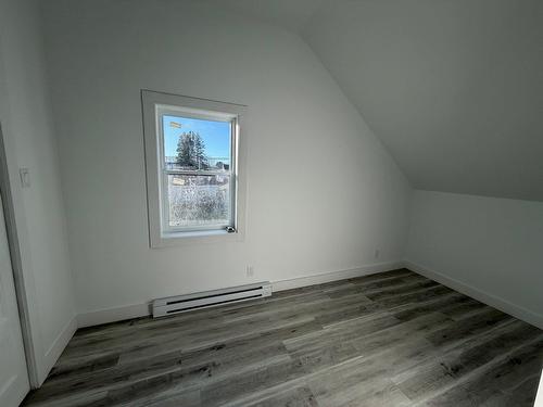 Chambre à coucher - 359 Av. Lefebvre, Chandler, QC - Indoor Photo Showing Other Room