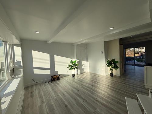 Salon - 359 Av. Lefebvre, Chandler, QC - Indoor Photo Showing Other Room