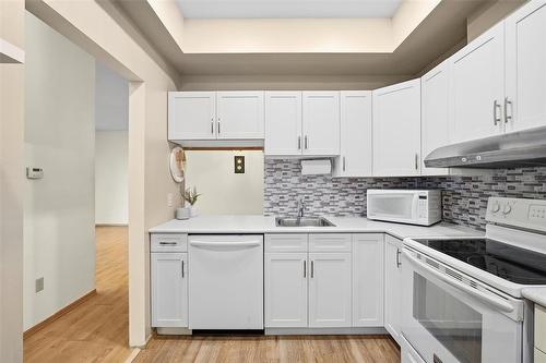 305 3275 Pembina Highway, Winnipeg, MB - Indoor Photo Showing Kitchen