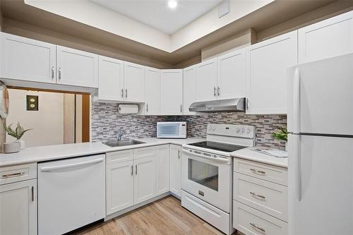 305 3275 Pembina Highway, Winnipeg, MB - Indoor Photo Showing Kitchen