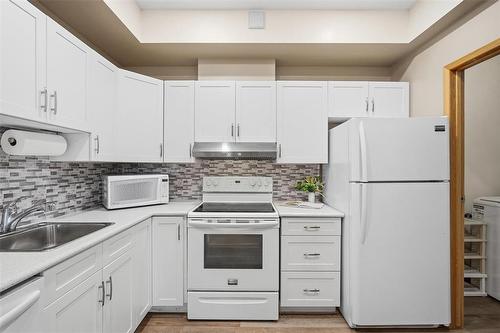 305 3275 Pembina Highway, Winnipeg, MB - Indoor Photo Showing Kitchen