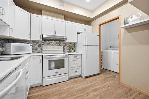 305 3275 Pembina Highway, Winnipeg, MB - Indoor Photo Showing Kitchen