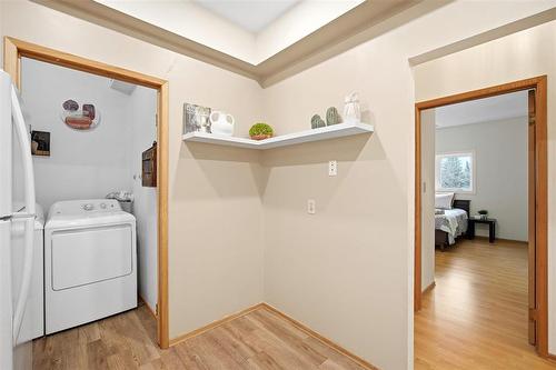 305 3275 Pembina Highway, Winnipeg, MB - Indoor Photo Showing Laundry Room