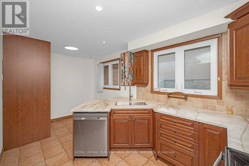 2523 Waterford Street, Oakville, ON - Indoor Photo Showing Kitchen