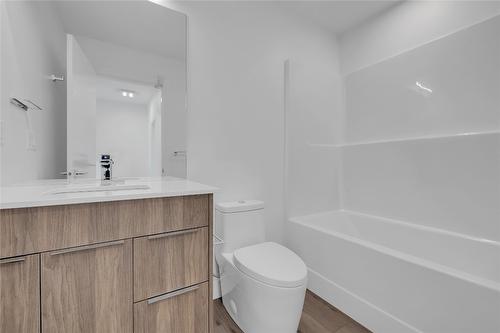 102C-3642 Mission Springs Drive, Kelowna, BC - Indoor Photo Showing Bathroom