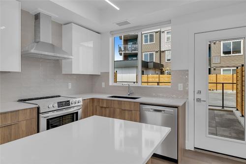 102C-3642 Mission Springs Drive, Kelowna, BC - Indoor Photo Showing Kitchen With Upgraded Kitchen