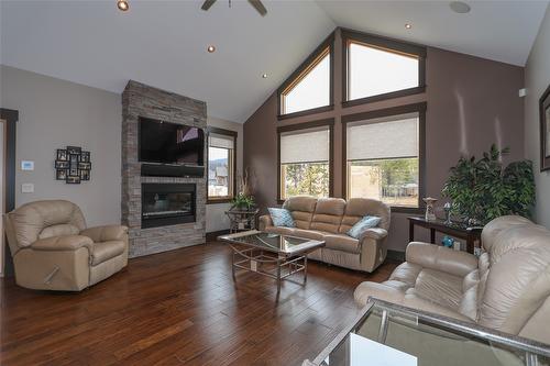 100 Forest Crowne Crescent, Kimberley, BC - Indoor Photo Showing Living Room With Fireplace