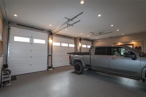 100 Forest Crowne Crescent, Kimberley, BC - Indoor Photo Showing Garage