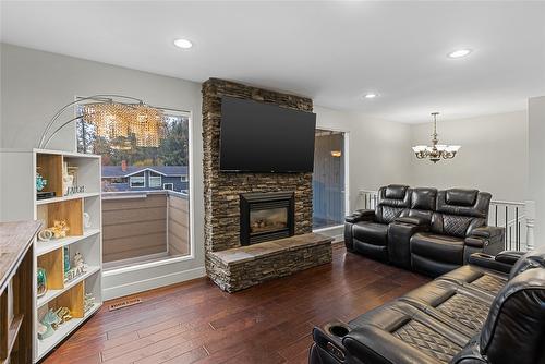 2555 O'Reilly Road, Kelowna, BC - Indoor Photo Showing Living Room With Fireplace