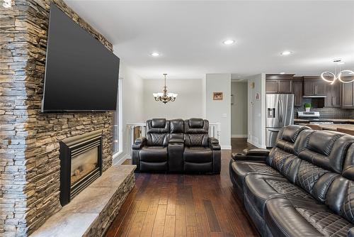 2555 O'Reilly Road, Kelowna, BC - Indoor Photo Showing Living Room With Fireplace