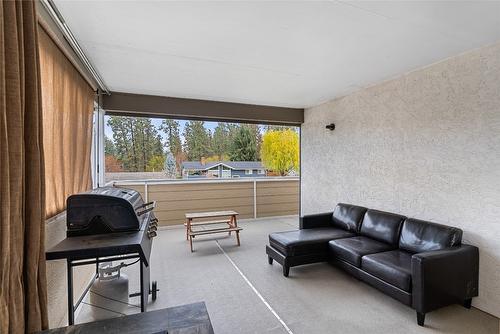 2555 O'Reilly Road, Kelowna, BC - Indoor Photo Showing Living Room