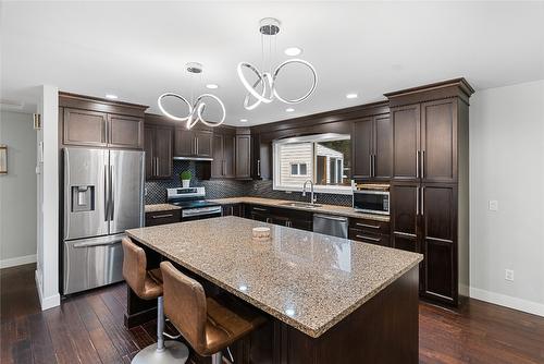 2555 O'Reilly Road, Kelowna, BC - Indoor Photo Showing Kitchen With Upgraded Kitchen