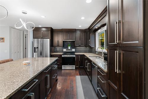 2555 O'Reilly Road, Kelowna, BC - Indoor Photo Showing Kitchen With Upgraded Kitchen