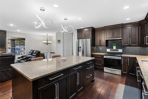 2555 O'Reilly Road, Kelowna, BC - Indoor Photo Showing Kitchen With Upgraded Kitchen