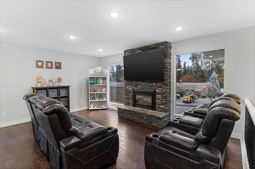 2555 O'Reilly Road, Kelowna, BC - Indoor Photo Showing Living Room With Fireplace