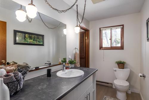 10623 Highway 33 East Highway, Kelowna, BC - Indoor Photo Showing Bathroom