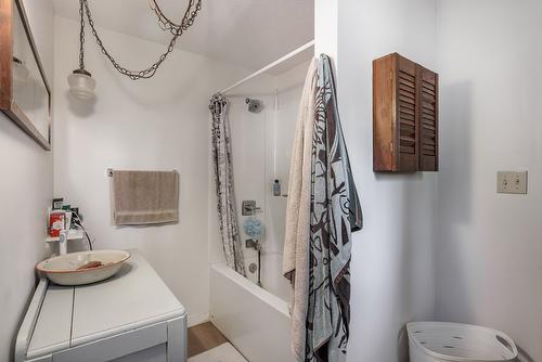 10623 Highway 33 East Highway, Kelowna, BC - Indoor Photo Showing Bathroom