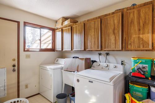 10623 Highway 33 East Highway, Kelowna, BC - Indoor Photo Showing Laundry Room
