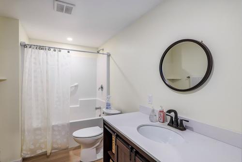 10623 Highway 33 East Highway, Kelowna, BC - Indoor Photo Showing Bathroom