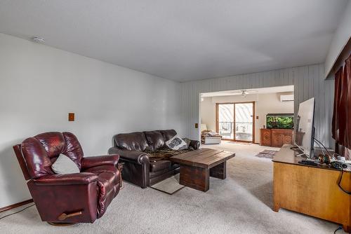 10623 Highway 33 East Highway, Kelowna, BC - Indoor Photo Showing Living Room