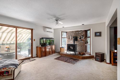 10623 Highway 33 East Highway, Kelowna, BC - Indoor Photo Showing Living Room With Fireplace