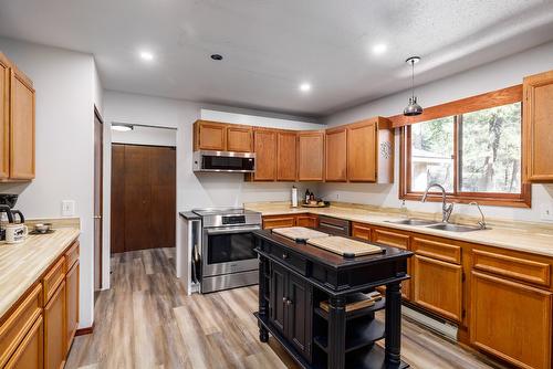 10623 Highway 33 East Highway, Kelowna, BC - Indoor Photo Showing Kitchen With Double Sink