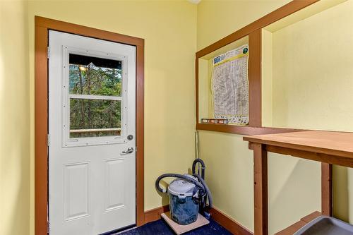 6927 Customs Road, Kingsgate, BC - Indoor Photo Showing Other Room