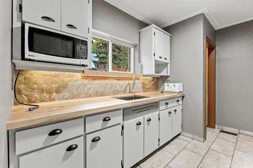 6927 Customs Road, Kingsgate, BC - Indoor Photo Showing Kitchen