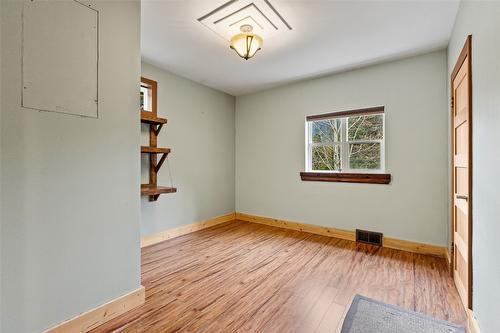 6927 Customs Road, Kingsgate, BC - Indoor Photo Showing Other Room