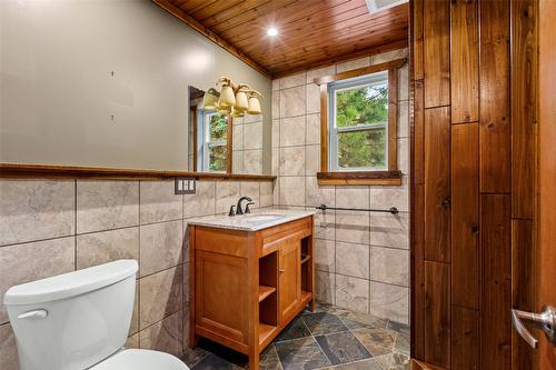 6927 Customs Road, Kingsgate, BC - Indoor Photo Showing Bathroom