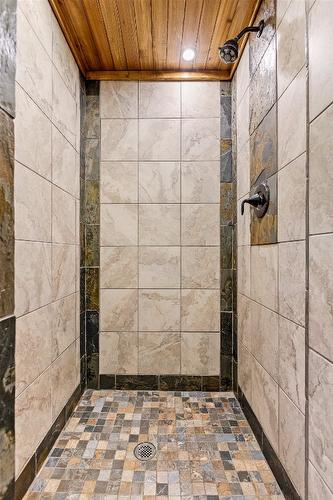 6927 Customs Road, Kingsgate, BC - Indoor Photo Showing Bathroom