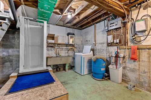 6927 Customs Road, Kingsgate, BC - Indoor Photo Showing Basement