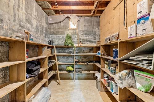 6927 Customs Road, Kingsgate, BC - Indoor