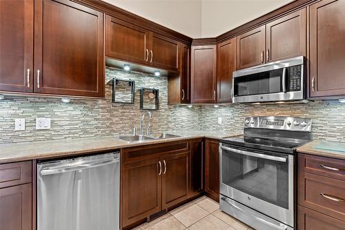 5-1415 Alder Street, Creston, BC - Indoor Photo Showing Kitchen With Double Sink