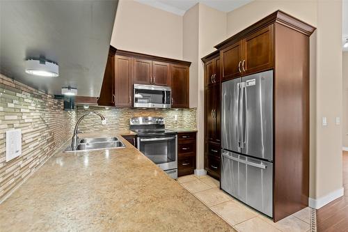 5-1415 Alder Street, Creston, BC - Indoor Photo Showing Kitchen With Double Sink
