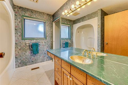 14114 Juniper Drive, Coldstream, BC - Indoor Photo Showing Bathroom