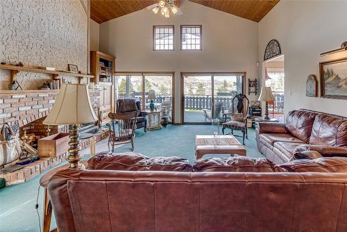 14114 Juniper Drive, Coldstream, BC - Indoor Photo Showing Living Room