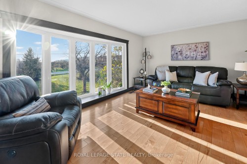 152 Ridge Road W, Grimsby, ON - Indoor Photo Showing Living Room