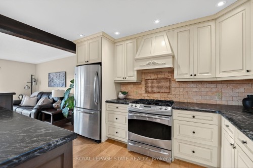 152 Ridge Road W, Grimsby, ON - Indoor Photo Showing Kitchen With Stainless Steel Kitchen