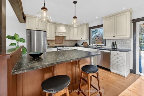 152 Ridge Road W, Grimsby, ON - Indoor Photo Showing Kitchen With Stainless Steel Kitchen With Upgraded Kitchen