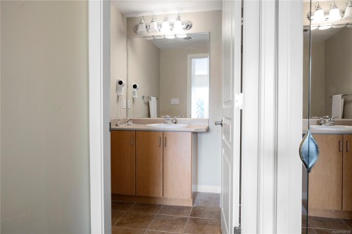301-1280 Alpine Rd, Courtenay, BC - Indoor Photo Showing Bathroom