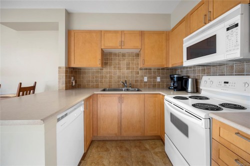 301-1280 Alpine Rd, Courtenay, BC - Indoor Photo Showing Kitchen With Double Sink