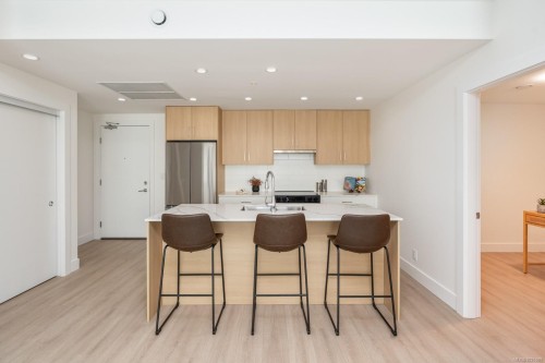 202-258 Helmcken Rd, View Royal, BC - Indoor Photo Showing Kitchen