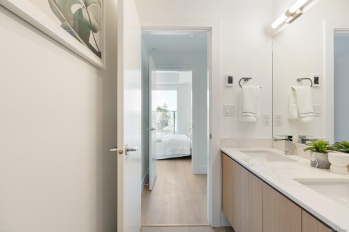 606-258 Helmcken Rd, View Royal, BC - Indoor Photo Showing Bathroom